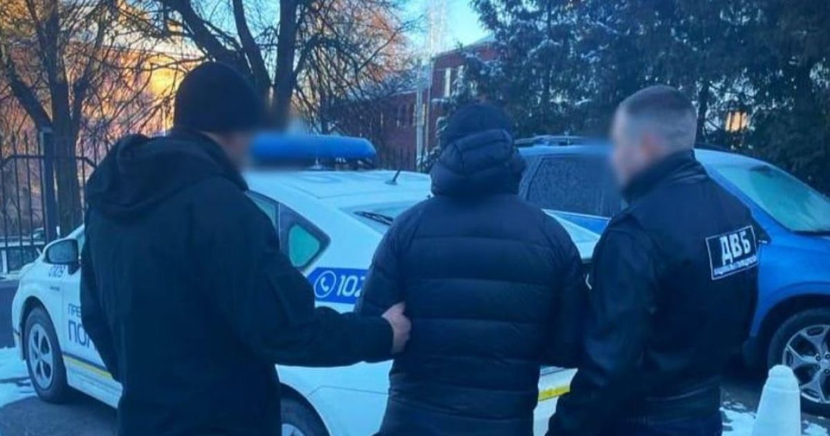 На Рівненщині четверо хуліганів напали на копа у нього вдома: поліцейський відстрілювався