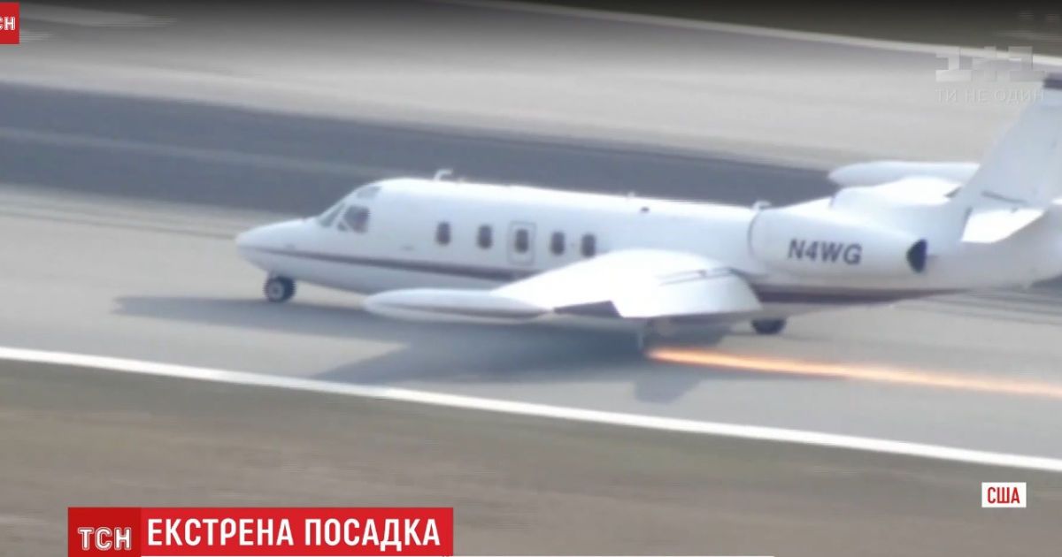 В США от самолета отпало колесо и его пришлось сажать в экстремальных условиях с искрами пламени
