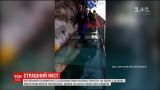 В Китае под ногами туриста начал трескаться стеклянный мост на высоте более километра