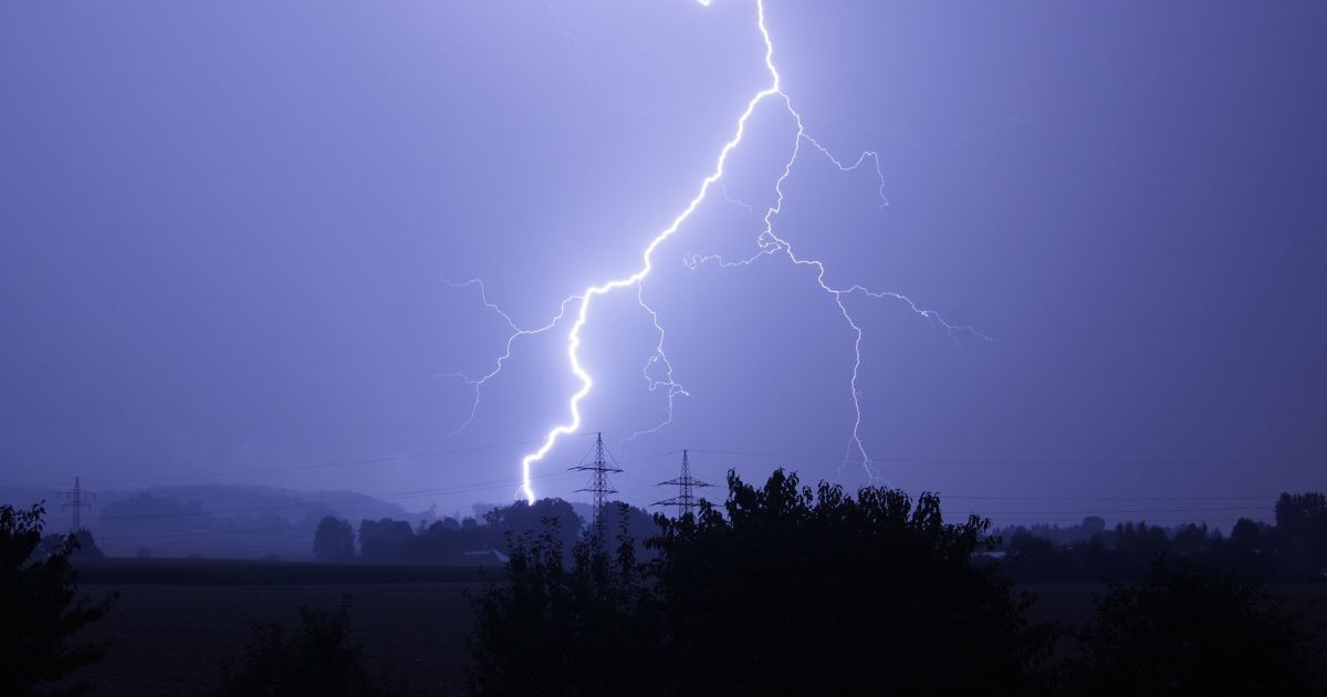 Загибель людини та 339 населених пунктів без світла: надзвичайники розповіли про наслідки негоди в Україні