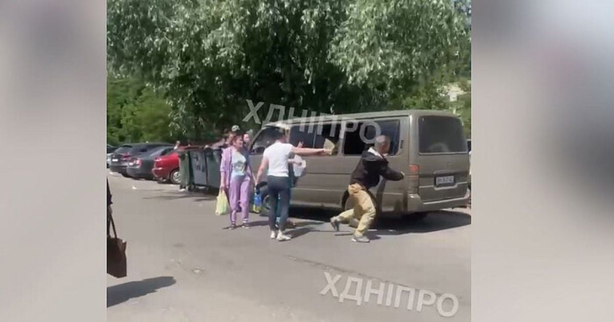 У Дніпрі чоловік через вікно виліз із машини ТЦК і втік