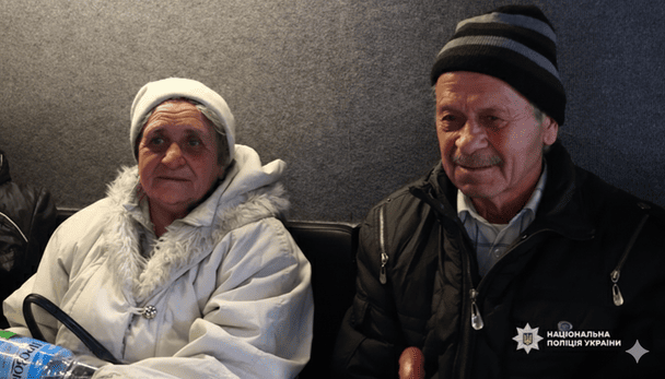 Не ели три дня: пожилые супруги прошли 16 км пешком из фронтового города в Донецкой области