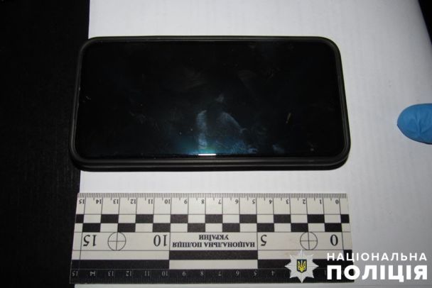 Смартфон, який грабіжник відібрав у дівчинки, жорстоко побивши дитину / Фото: Поліція Києва / © Національна поліція України