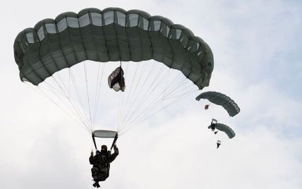 В России во время прыжков с парашютом погибли трое десантников