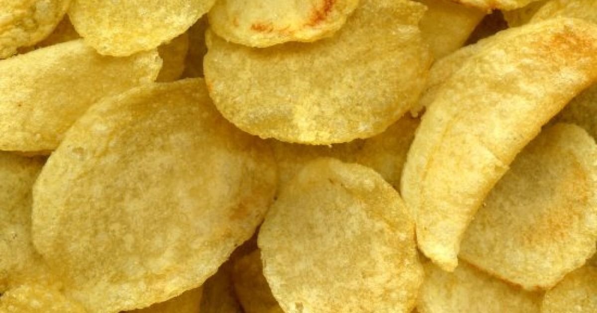 В России церковь запретила есть "греховные" чипсы