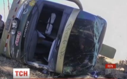В Перу туристический автобус сорвался в пропасть