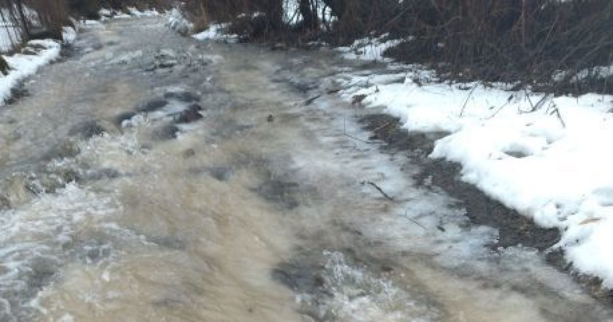 Посрывало шифер, антенны и затопило дорогу: на Закарпатье бушует непогода, объявлено штормовое предупреждение
