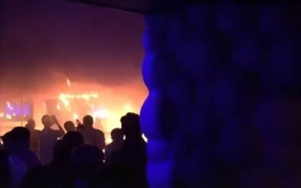 Появились видео пожара во львовском ночном клубе