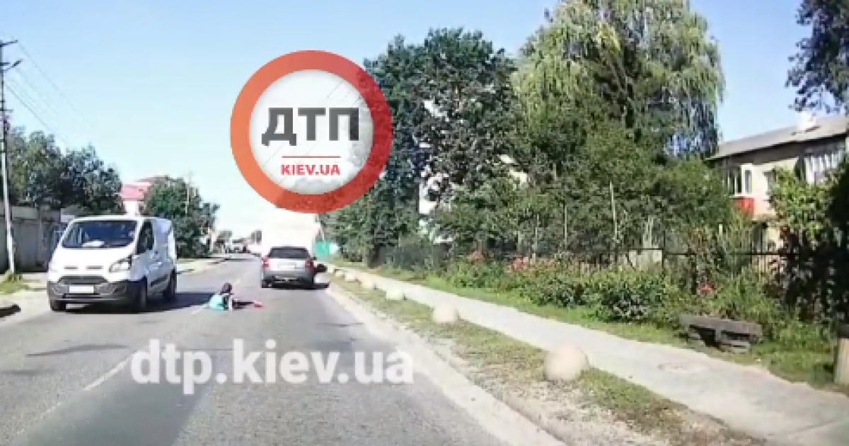 Под Киевом школьница выскочила на микроавтобус из-за припаркованной машины: появилось жуткое видео