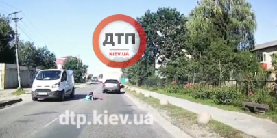 Під Києвом школярка вискочила на мікроавтобус з-за припаркованої автівки: з'явилося моторошне відео