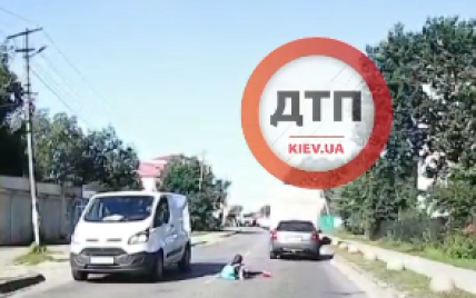 Под Киевом школьница выскочила на микроавтобус из-за припаркованной машины: появилось жуткое видео
