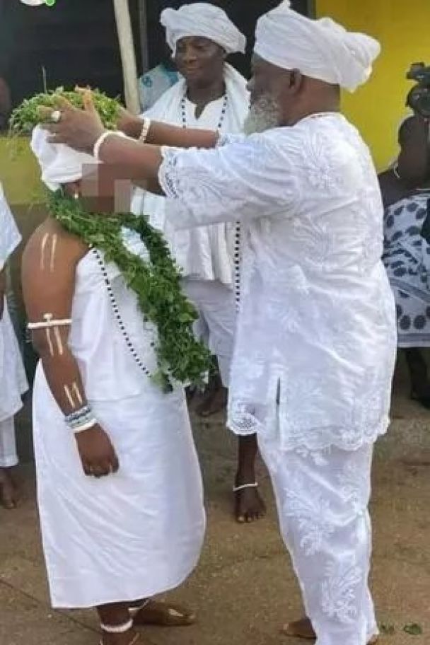 63-річний священник одружився з 12-річною дитиною / Фото: Facebook/Ablade TV Online / © 
