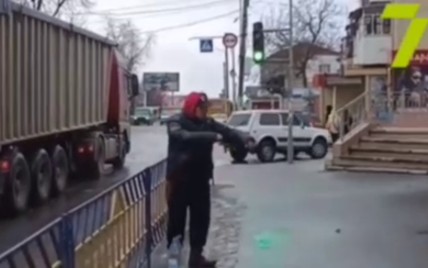 Живой факел возле управления полиции: видео попытки самосожжения в Одесской области и его причины