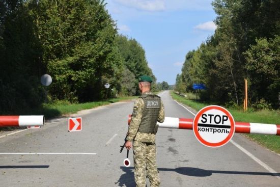 Виїжджати з України можуть деякі чоловіки, чиї дружини служать в ЗСУ: деталі