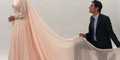 Яка ніжна наречена: дизайнер весільної сукні принцеси Євгенії поділився знімком з примірки