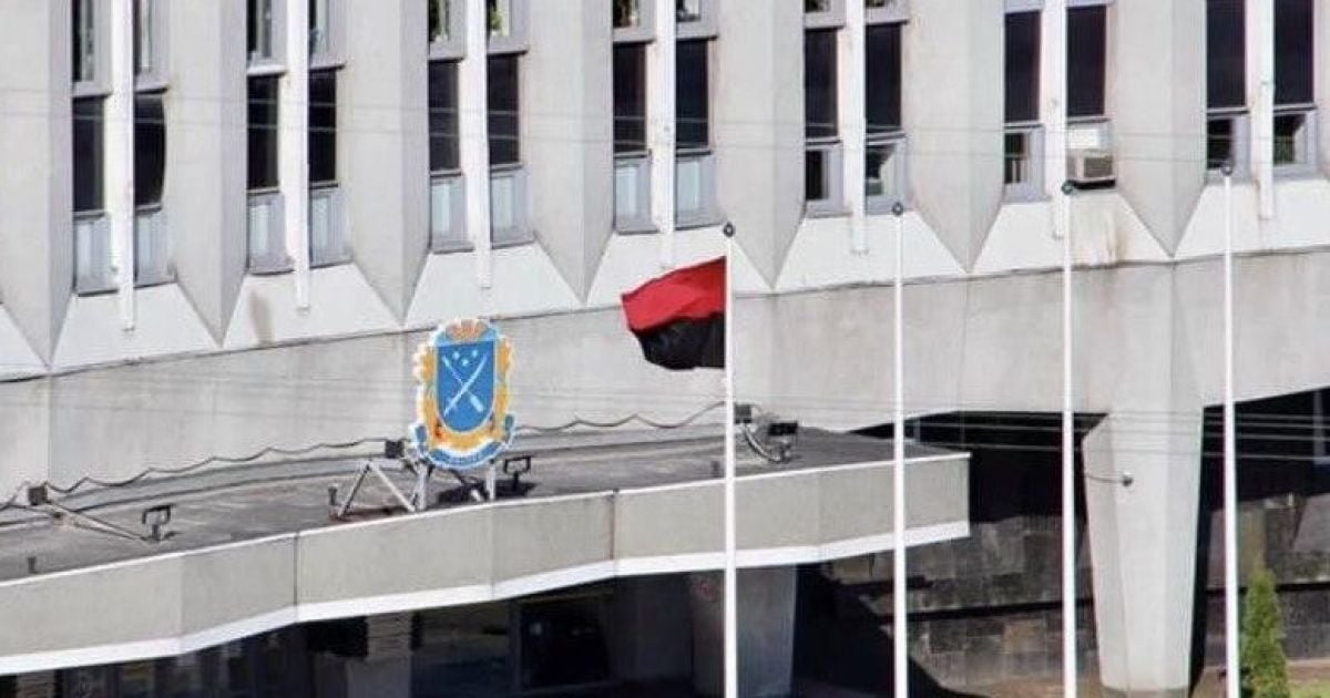 У Дніпрі на вимогу ветеранів АТО біля мерії вивісили червоно-чорний прапор, а згодом його зняли