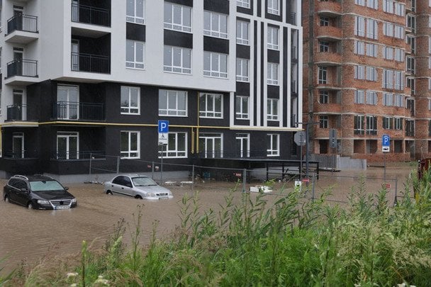 Реки выходят из берегов, дома уходят под воду: какой беды наделал во Львове "необычный дождь"