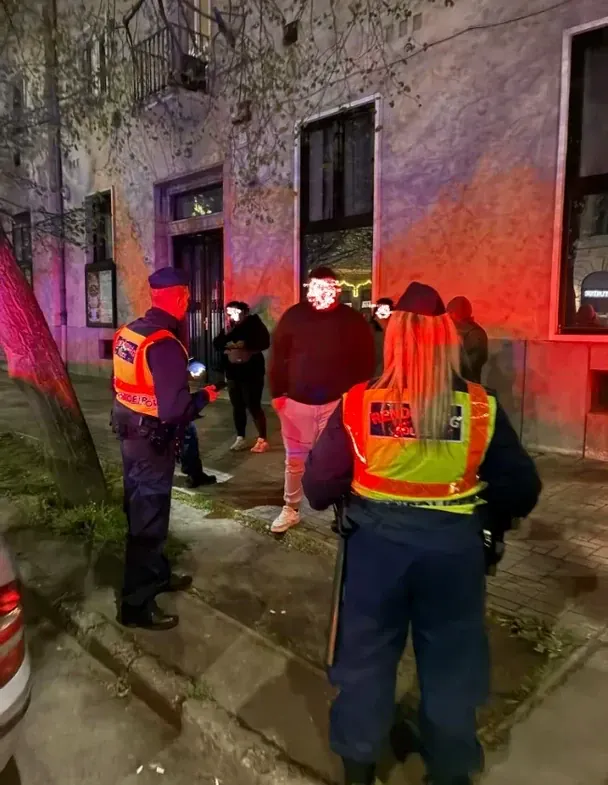 В Угорщині виявили підроблені плакати опозиційної партії, написані українською мовою.  / © соцмережі