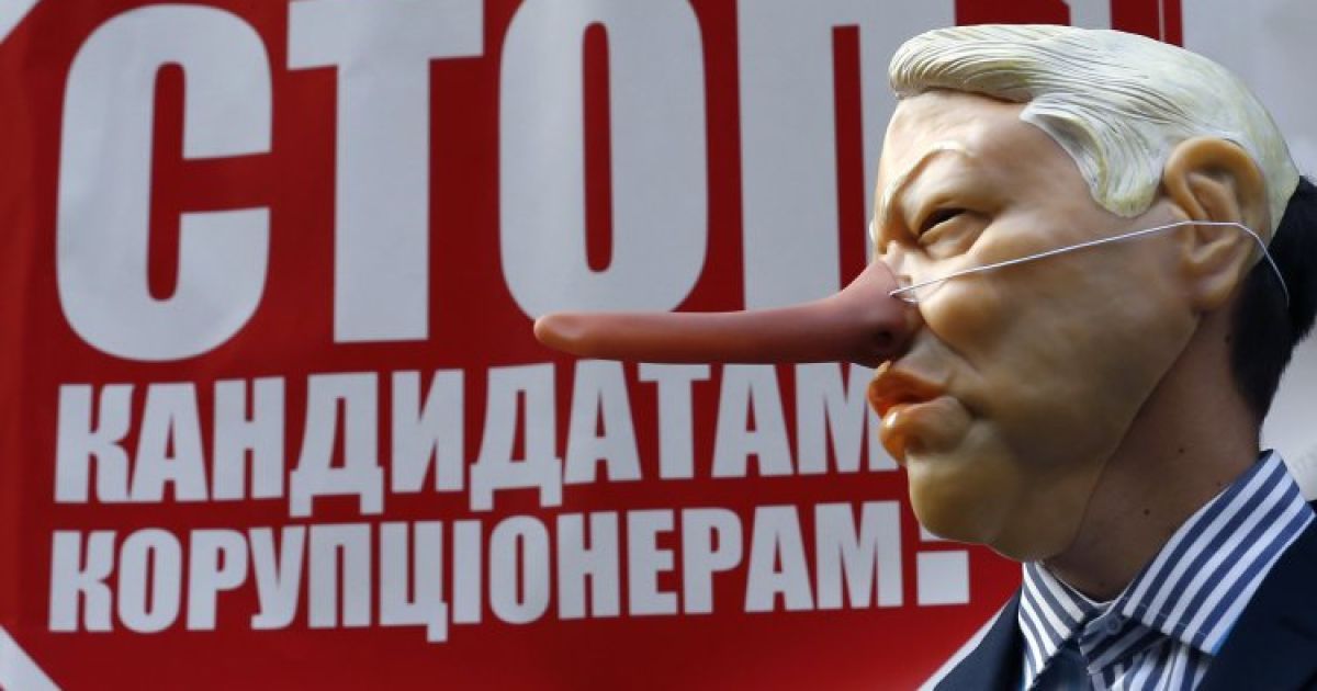 Акция "Шокин - брехло" под стенами ГПУ в Киеве. Активисты в масках Пиноккио требовали отставки Генпрокурора Виктора Шокина и его четверки кандидатов в конкурсную комиссию на должность антикоррупционного прокурора. / © УНИАН
