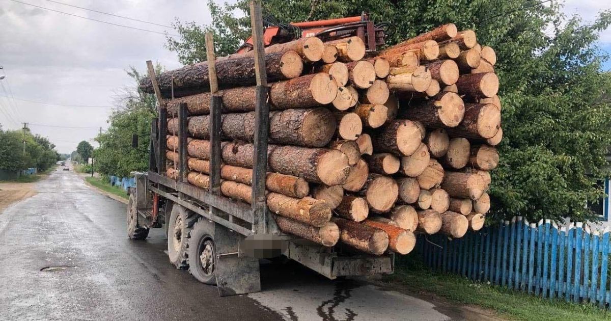 Под Ровно в мужчину, который стоял на обочине, попала деталь от колеса грузовика, проезжавшего мимо