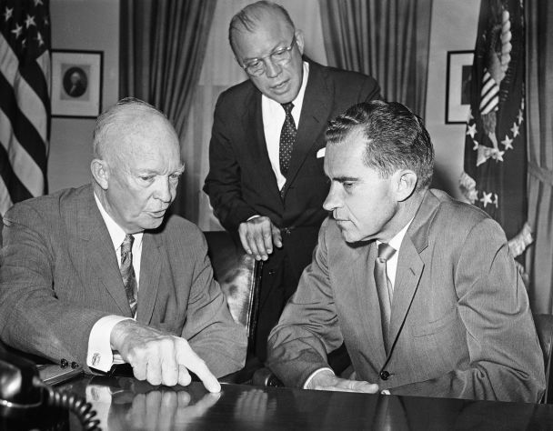 Вице-президент Ричард Никсон (справа) встречается с президентом США Дуайтом Эйзенхауэром (слева) в Белом доме, чтобы сообщить о своем путешествии в Советский Союз и визит в Польшу, 5 августа 1959 года. / © Associated Press