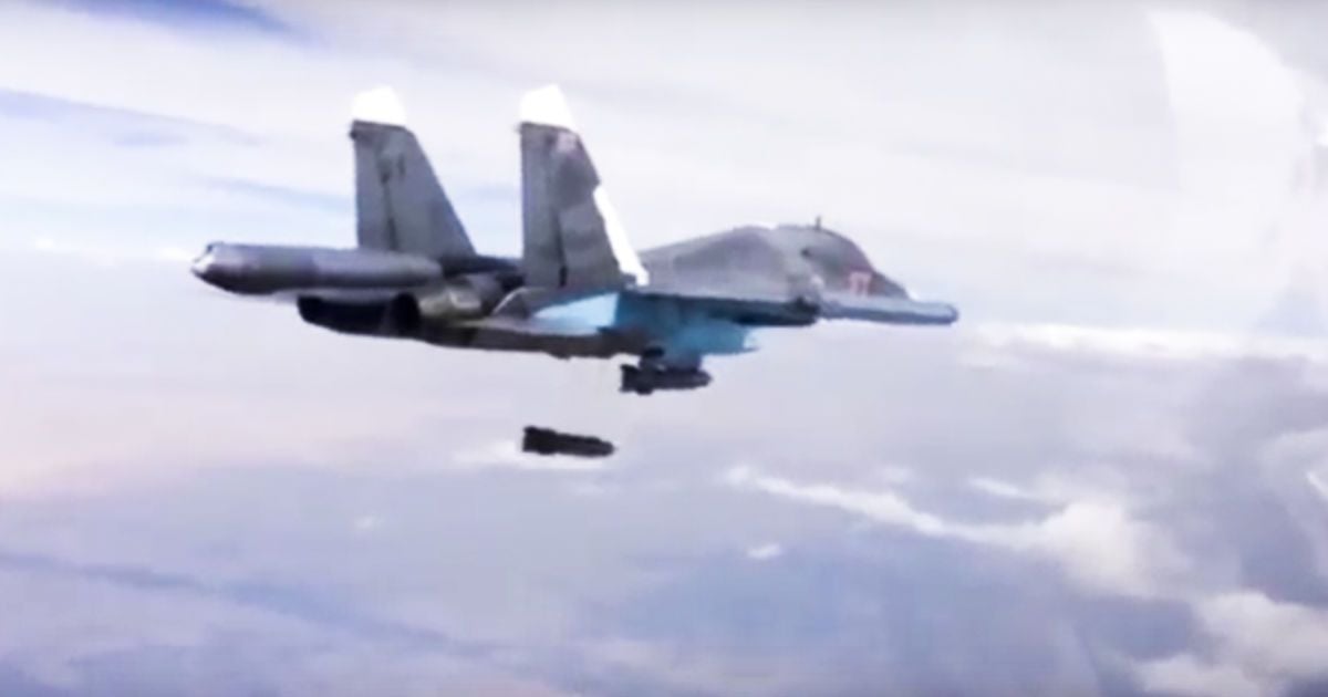 Российский самолет Су-34 сбрасывает бомбу