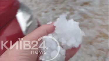 Мощный град засыпает всю Киевскую область: видео