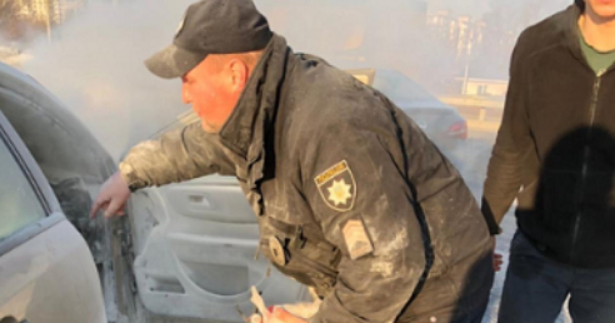 У Києві на Харківському шосе автомобіль спалахнув просто на ходу / © Полиция Киева / Facebook