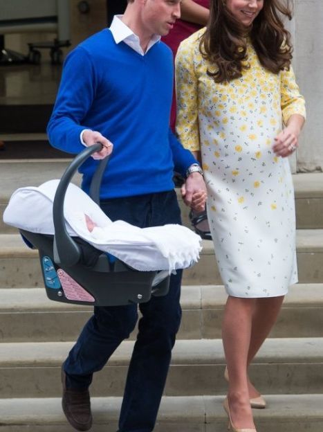 День выписки герцогини Кэтрин в 2015 с новорожденной принцессой Кембриджской / © Getty Images