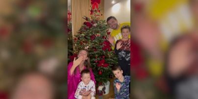 Семья Григория Решетника украсила елку в уютной атмосфере