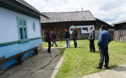 Після скоєного відповів на дзвінок доньки: родичі вбитої під Чернівцями сусідом жінки розповіли подробиці