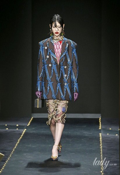 Коллекция Versace прет-а-порте сезона осень-зима 2019-2020 / © East News