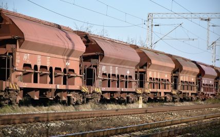 Хотіла зробити селфі: у Львові дівчинку вразило струмом на даху вагона