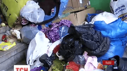 Во Львове женщина-инвалид два года не выходила на улицу из-за кучи мусора