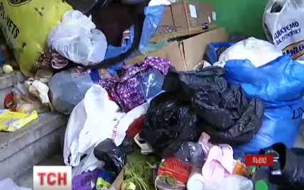 Во Львове женщина годами не выходила на улицу, потому что ее квартира до отказа забита мусором