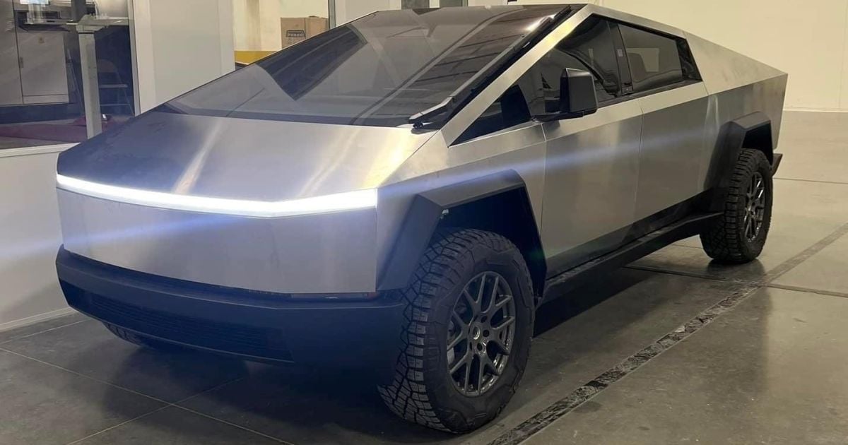 Tesla Cybertruck знову з’явилась на знімках: цього разу авто має повністю готовий вигляд