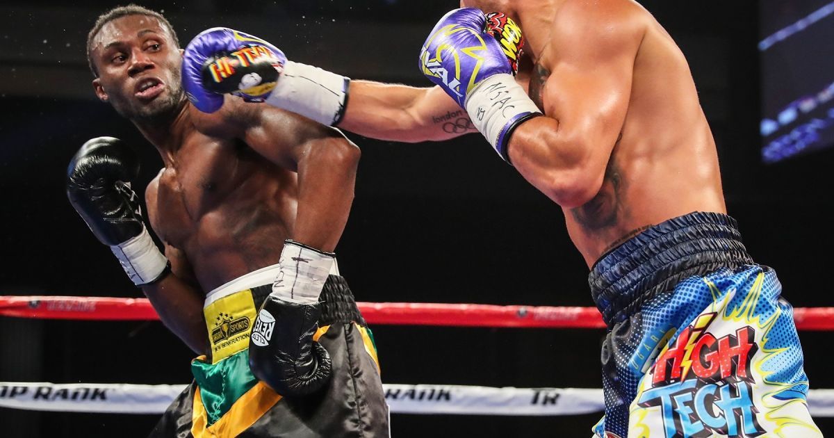 Лас-Вегас. Василий Ломаченко досрочно победил Николаса Уолтерса.