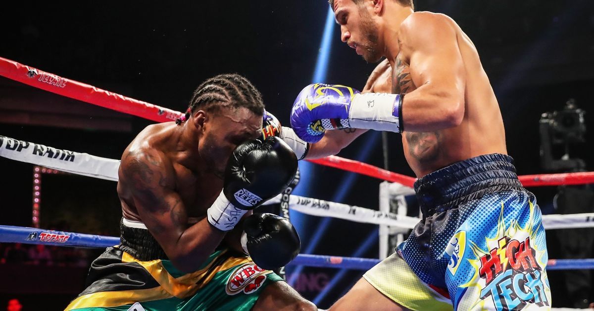 Лас-Вегас. Василий Ломаченко досрочно победил Николаса Уолтерса.