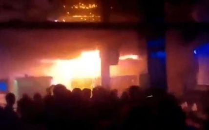 Очевидцы опубликовали новое видео из помещения охваченного огнем львовского клуба