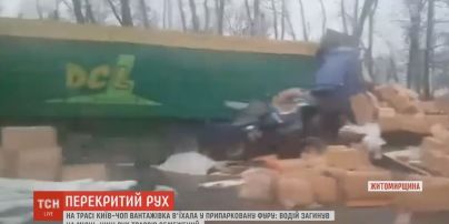 На трассе Киев-Чоп смяло фуру от столкновения с еще одним припаркованным грузовиком