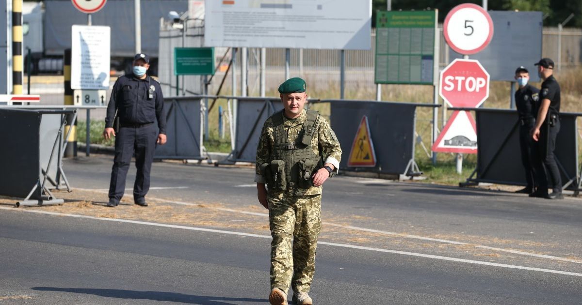 Пункт пропуску на кордоні.
