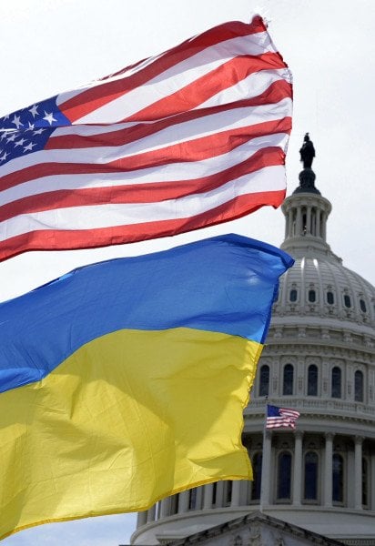Прапори США та України