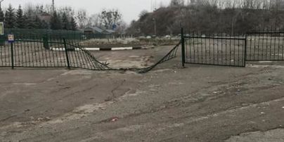На Волыни контрабандисты с мебелью и медоборудованием разнесли забор и угрожали СБУшникам - журналист