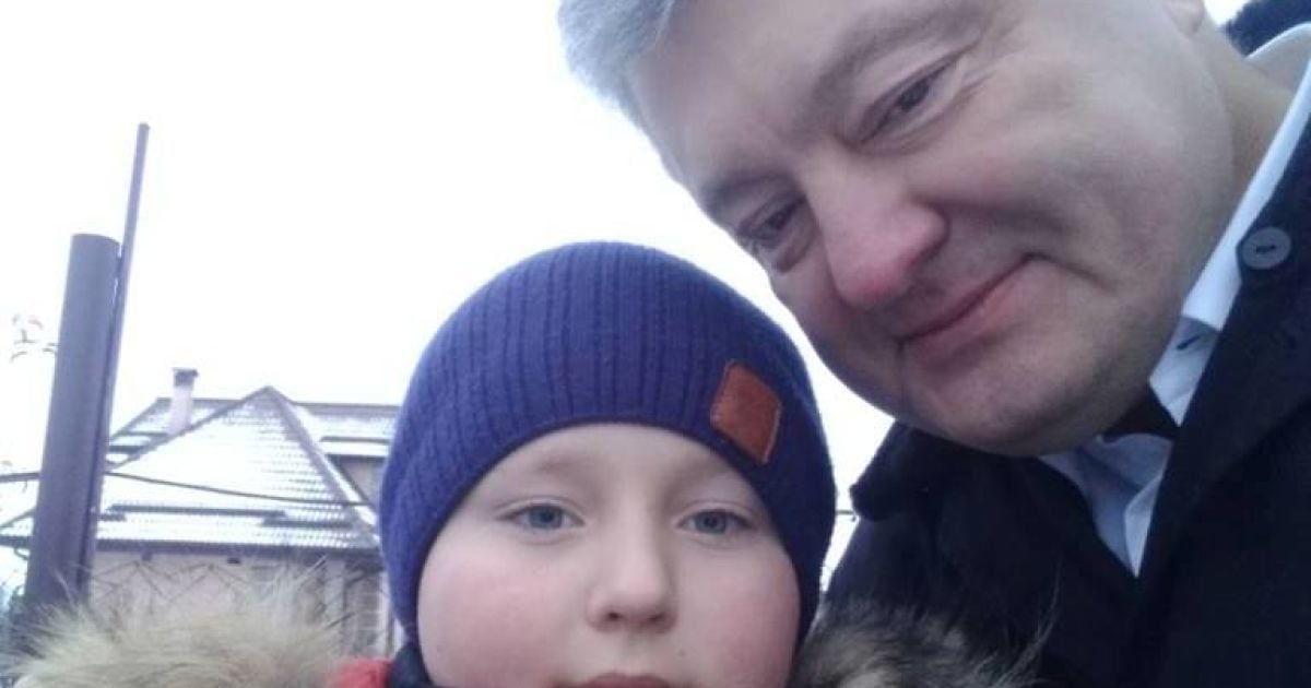 В интернете жестоко затюкали первоклассника, который сделал селфи с Порошенко