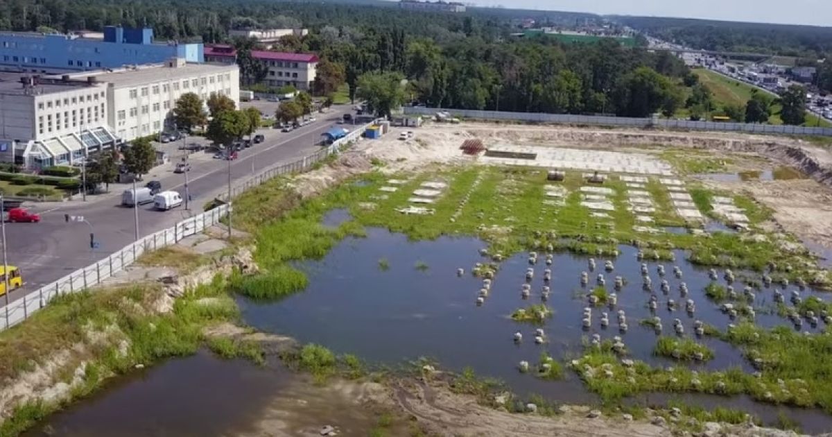 В Киеве вместо нового ТРЦ Lisova Mall образовалось озеро с утками: видео с дрона