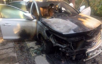 У Дніпрі невідомі дощенту спалили авто відстороненого головреда місцевої газети