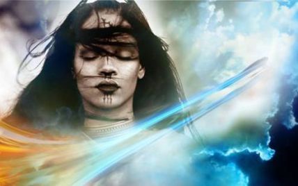 Загадочная Рианна в образе пришельца представила "внеземное" видео