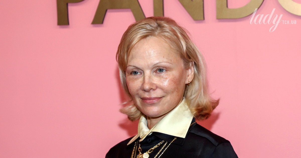 Hammomdagi yalangoch ayollarning havaskor fotosuratlari