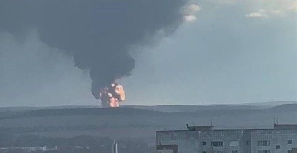 Удар по нафтовому вузлу Росії: з’явилися супутникові знімки та нове відео пожежі в Пермі