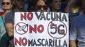 Протестувальниця в Мадриді тримає плакат з написом "Ні вакцинації. Ні 5G. Ні маскам".